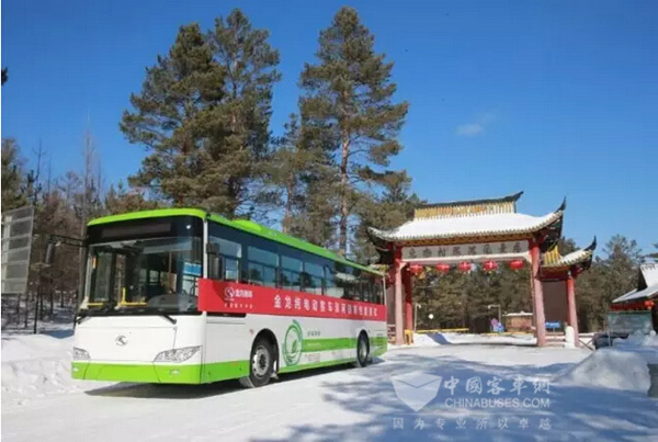 金龍純電動(dòng)客車駛過(guò)“中華北陲”石碑