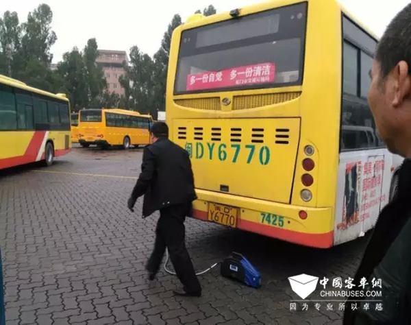 廈門集美公交使用最新檢測(cè)尾氣車為車輛“體檢”