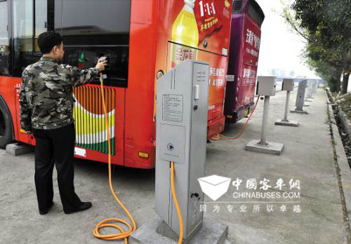 河南：省內(nèi)最大電動(dòng)公交車充電站落成