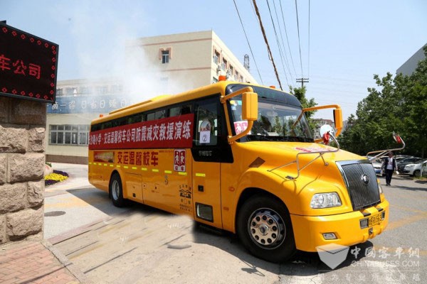 山東：青島防震演習(xí)進(jìn)校園 校車變身救援擎天柱