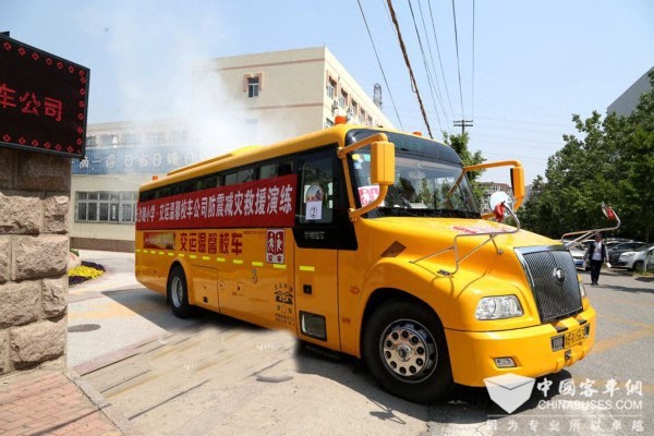 防震演習(xí)進(jìn)校園，宇通校車變身救援“擎天柱”