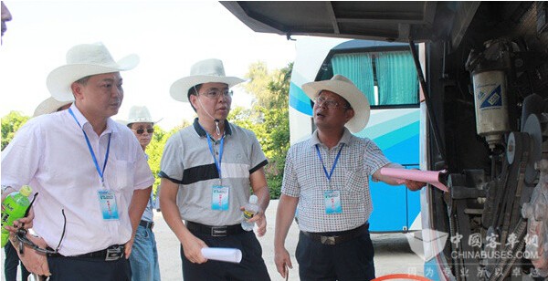 檢查組深入一線，對(duì)旅游車輛進(jìn)行檢查