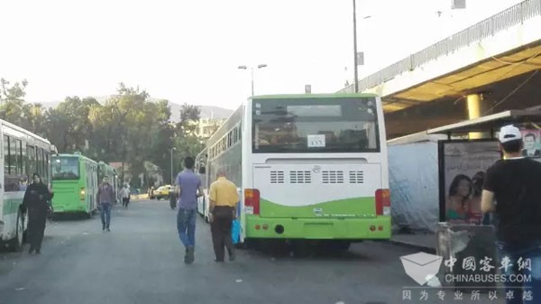 金旅客車穿行敘利亞