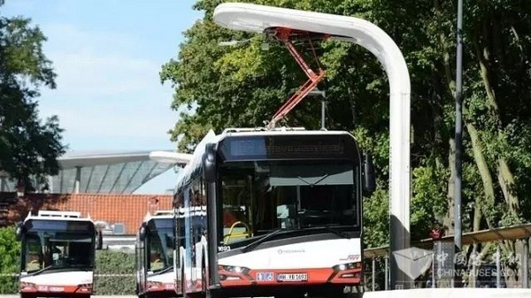 德國漢堡：各種電動巴士都能用的 兼容型充電車站