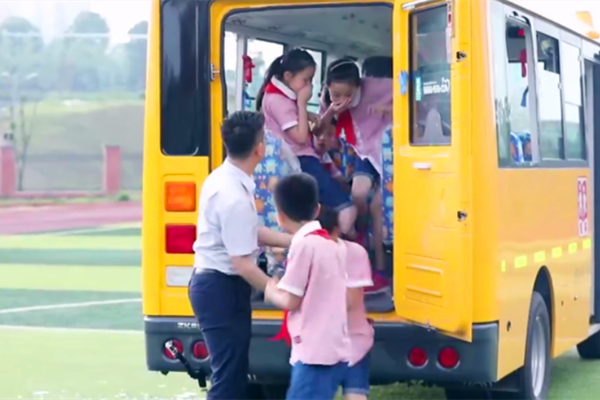 校車安全——學(xué)生在緊急情況下如何逃生 