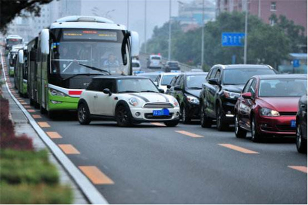 城市公共交通管理條例擬規(guī)定：禁止非法攔截公交車輛
