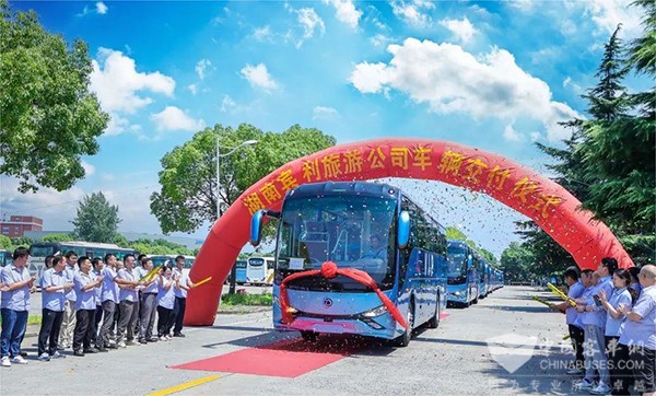 申龍汽車 高端旅游大巴 湖南賓利旅游 首批交付