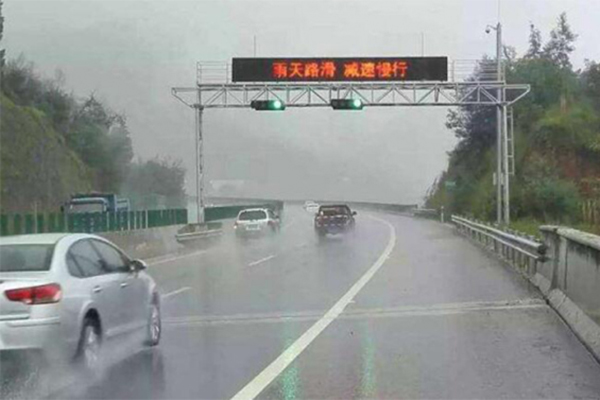 降雨頻繁 公交駕駛員務(wù)必知曉這些雨天行車安全常識！