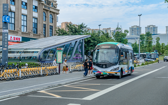 站點(diǎn)“一變二” 路口“解解壓” 緩堵保暢 成都公交這樣做