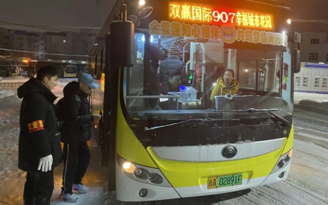 戰(zhàn)風雪 保運營 烏魯木齊公交溫暖市民出行路