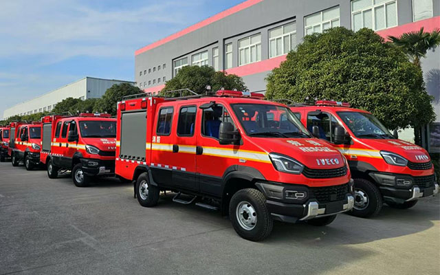 依維柯歐霸·雷霆森林消防車整裝待發(fā) 守護綠水青山