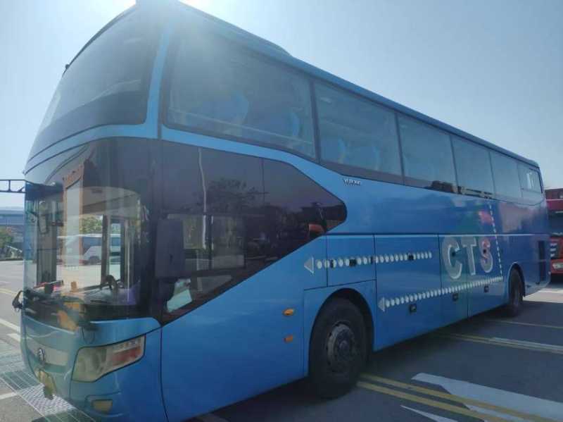 2014年9月上牌兩臺55座有司機(jī)睡鋪中門宇通6126營運(yùn)車