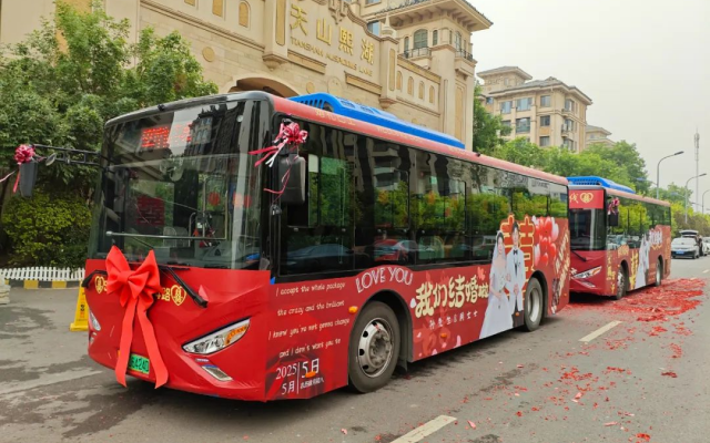 “公交婚車(chē)”定格愛(ài)的獨(dú)家記憶