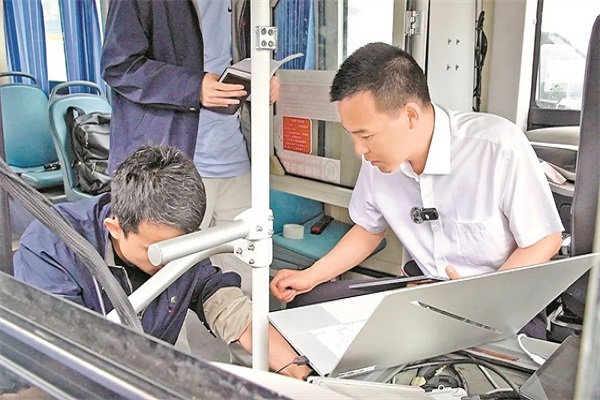 金龍客車|智能網(wǎng)聯(lián)汽車測(cè)試員：當(dāng)好智能駕駛“安全官”