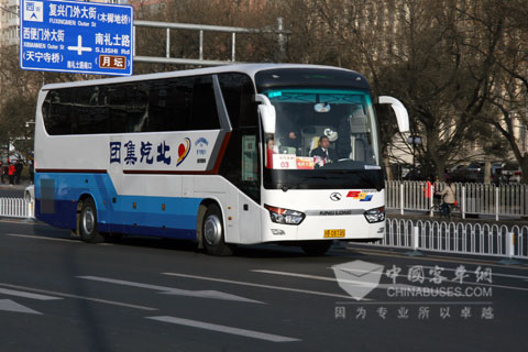 行駛在長(zhǎng)安街上的大金龍服務(wù)車輛