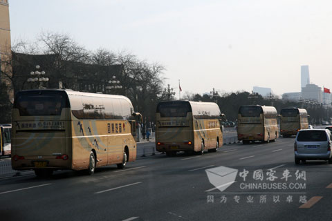 形勢(shì)在長(zhǎng)安街的金旅客車國(guó)賓車隊(duì)