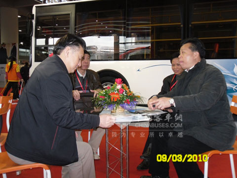展區(qū)內(nèi)客戶正在仔細(xì)了解安凱客車的詳細(xì)資料