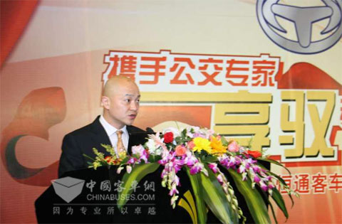 重慶恒通客車(chē)銷(xiāo)售公司總經(jīng)理蔣更新致歡迎辭