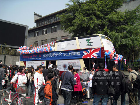 安凱英國(guó)世博大巴在重慶巡游