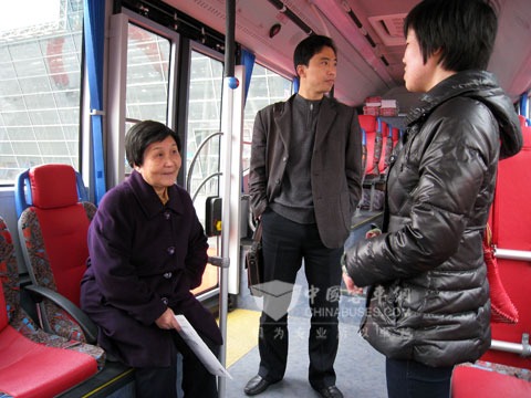 安徽省新能源協(xié)會(huì)的名譽(yù)會(huì)長(zhǎng)宋明女士體驗(yàn)安凱新能源客車(chē)