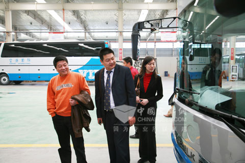 客戶參觀體驗(yàn)安凱豪華旅游車(chē)