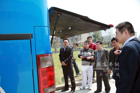 客戶參觀體驗(yàn)安凱豪華旅游車(chē)