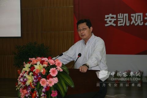 安凱客車董事長王江安在觀光級(jí)旅游客車發(fā)布會(huì)上發(fā)表講話