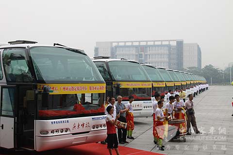 30輛青年歐洲之星精品旅游車JNP6127EA排成一排