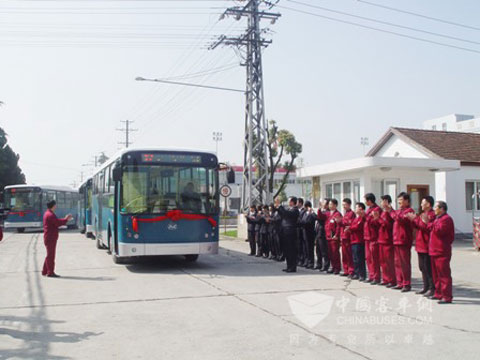 安凱客車遠嫁阿布扎比，公司員工列隊歡送