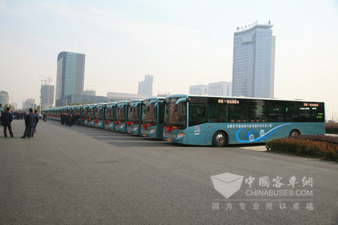 在合肥公交投放使用的安凱純電動(dòng)車