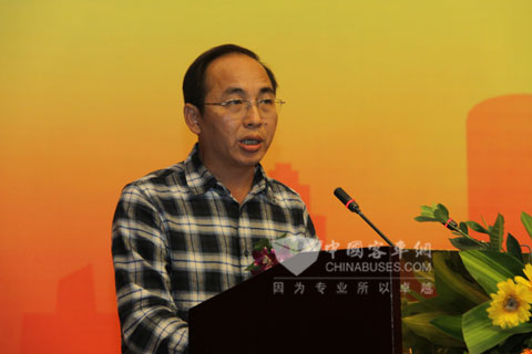 重慶巴士公司總經(jīng)理曾樹生介紹氣電混合動力客車運(yùn)營情況