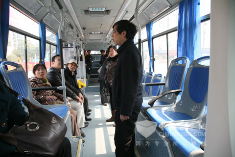 乘客們正在討論合肥新能源汽車發(fā)展