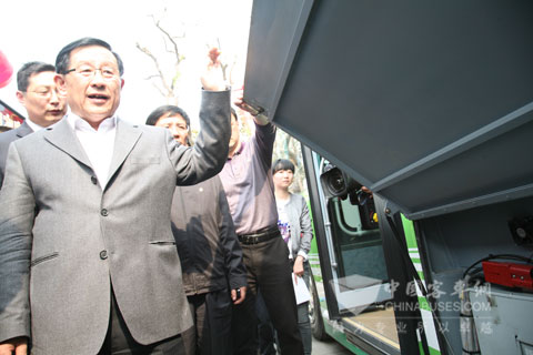 萬鋼部長認(rèn)真詢問安凱純電動公交車運(yùn)營情況