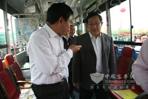 萬鋼部長認(rèn)真詢問安凱純電動公交車運(yùn)營情況