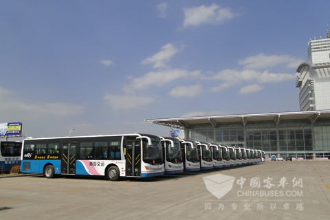 溫馨巴士停放整齊的中通陽光系列節(jié)能公交車