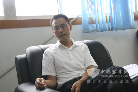 江淮商用車網(wǎng)絡(luò)管理部部長(zhǎng)汪光玉接受記者采訪
