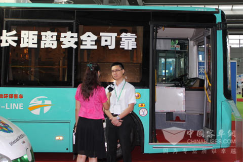 五洲龍市場部肖部長接受央視環(huán)保頻道記者采訪