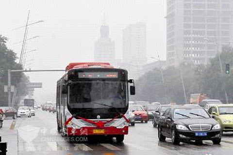 太原街頭的中通18米燃氣BRT客車