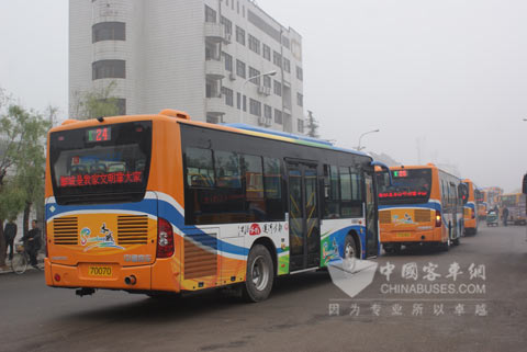 新車(chē)駛上水城大街