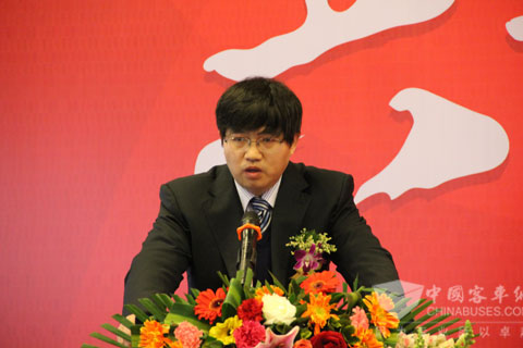 東風(fēng)襄樊旅行車有限公司總經(jīng)理李爭榮講話