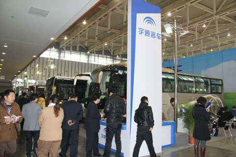 宇通展臺(tái)人流不斷