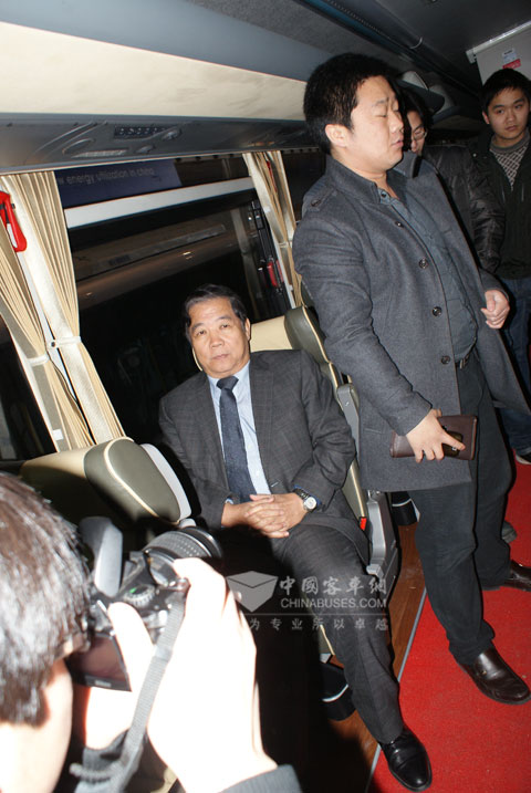 中國汽車工程學(xué)會常務(wù)副理事長兼秘書長付于武親身乘坐體驗中通客車