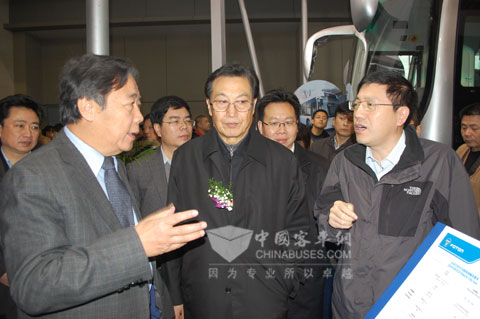 福田歐輝客車事業(yè)部劉國強副總經(jīng)理（右一）向參會領導介紹歐輝展車