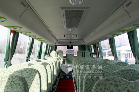 大金龍智慧校車(chē)從配件檢測(cè)、內(nèi)飾材料選擇等方面嚴(yán)格把控校車(chē)車(chē)內(nèi)空氣質(zhì)量