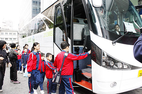 當?shù)貙W生們準備上車體驗純電動車的魅力