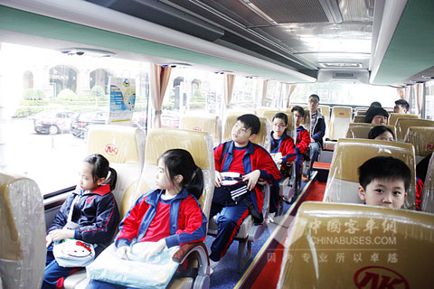 首次感受環(huán)保純電動車魅力的澳門中小學生們