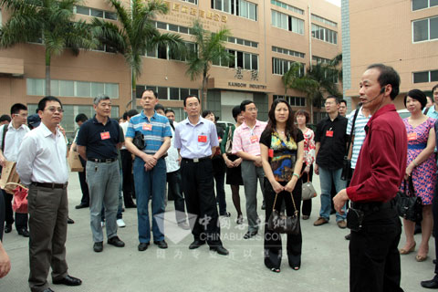 陳建來董事長(zhǎng)（右）向來訪的集美區(qū)政協(xié)委員介紹學(xué)校校車管理經(jīng)驗(yàn)