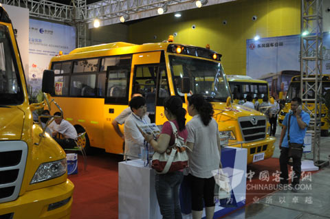 陜汽歐舒特現(xiàn)身校車展 安全校車顯關(guān)愛(ài)