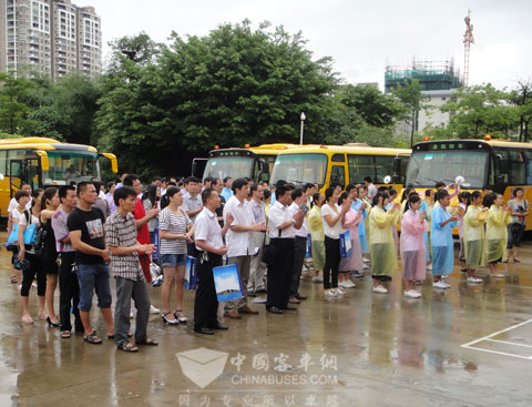 中小學(xué)學(xué)生、老師和客戶代表參加金旅校車推廣活動(dòng)