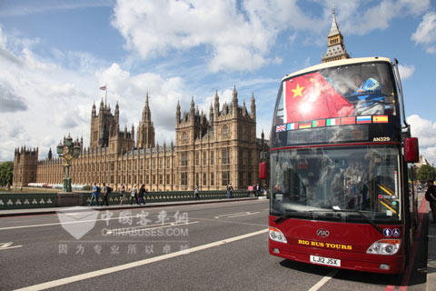 安凱雙層觀光車在英國倫敦泰晤士河畔議會(huì)大廈旁